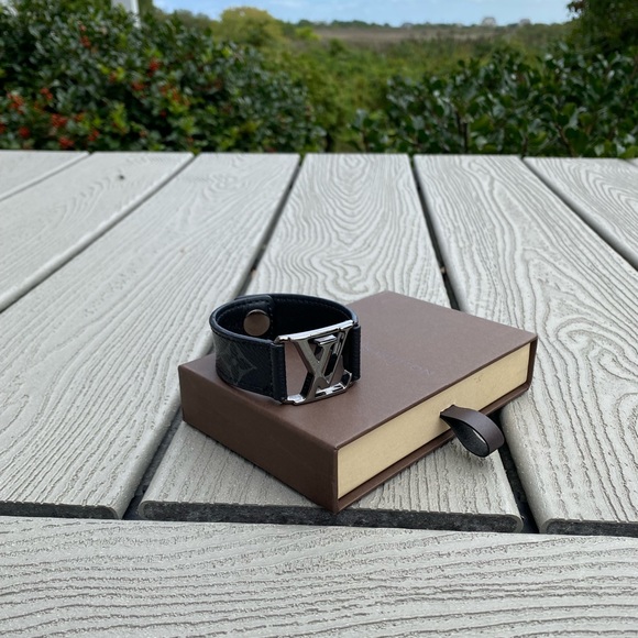 π¦ Louis Vuitton Monogram Eclipse Bracelet - Picture 2 of 14